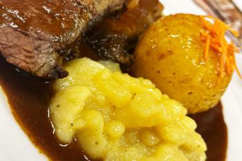 Ochse mit Kloß und Kartoffelsalat