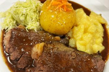 Ochse mit Kloß, Kartoffelsalat und Kraut