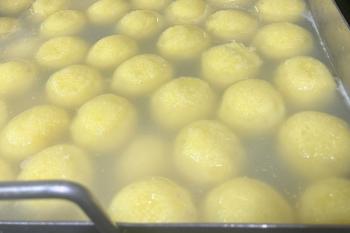 Klöße, gekocht in der Kochstation