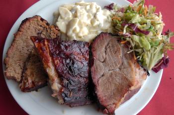 Spare Ribs, Beef Brisket und Pork Neck mit amerikanischen Kartoffelsalat