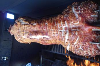 Über Buchenholz gegrilltes Spanferkel