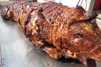 Perfekt gegrilltes Spanferkel