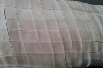 Spanferkel rautenförmig einschneiden.