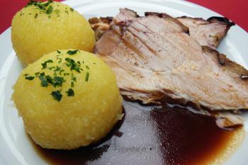 Spanferkel mit Kartoffelklöse