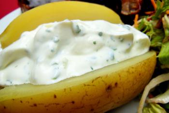 Folienkartoffel mit Kräuter-Quark Dip