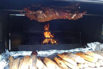 Über Buchenholz gegrilltes Spanferkel