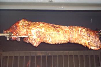 fertig gegrilltes Spanferkel