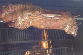 Über Buchenholz gegrilltes Spanferkel