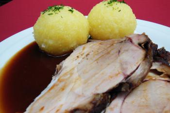Spanferkel mit Kartoffelklöse