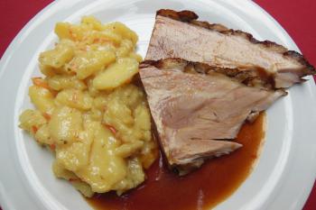 Spanferkel mit Kartoffelsalat