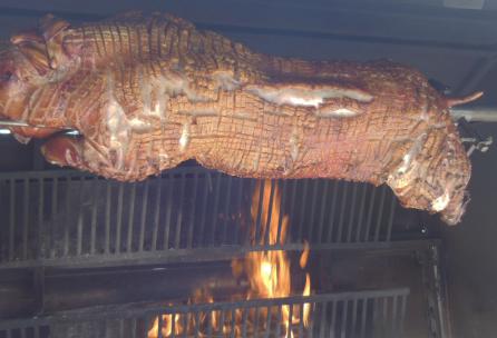 Über Buchenholz gegrilltes Spanferkel